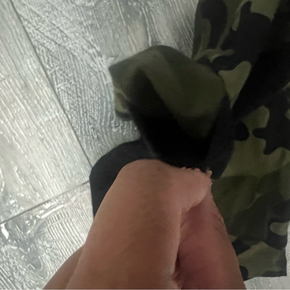 GUESS Camouflage Biker Shorts - Picture 5 of 5